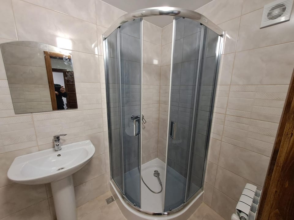Shower, Toilet
