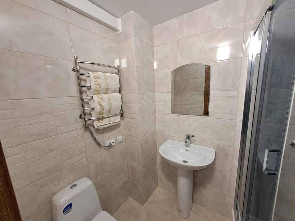Shower, Toilet