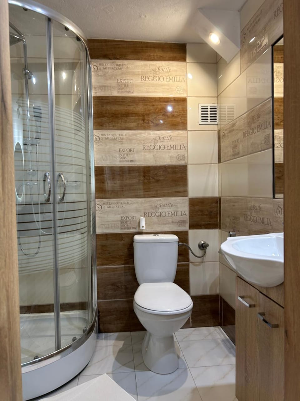 Shower, Toilet, Bathroom, towels