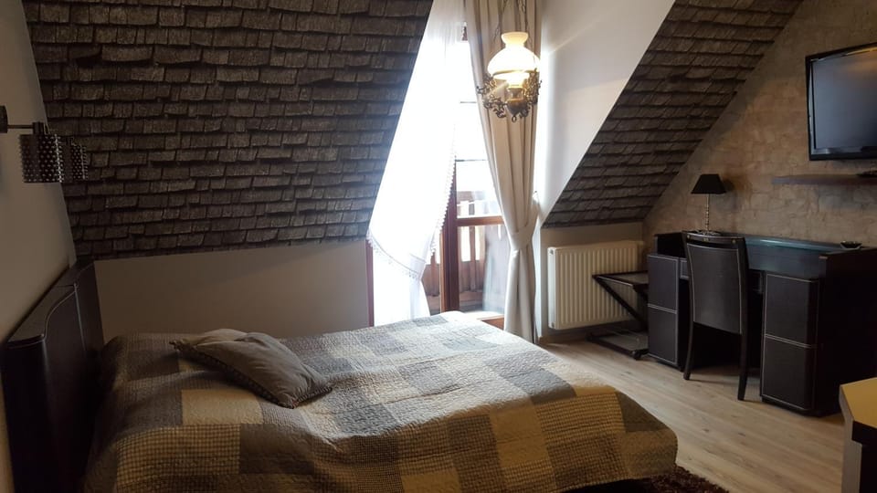 Bed, Seating area, Bedroom