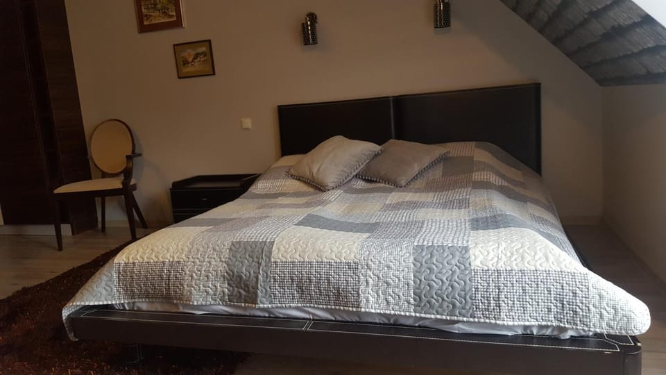 Bed, Seating area