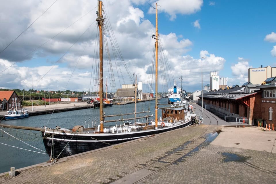 Property building, Day, Natural landscape, Summer, Sea view, Location