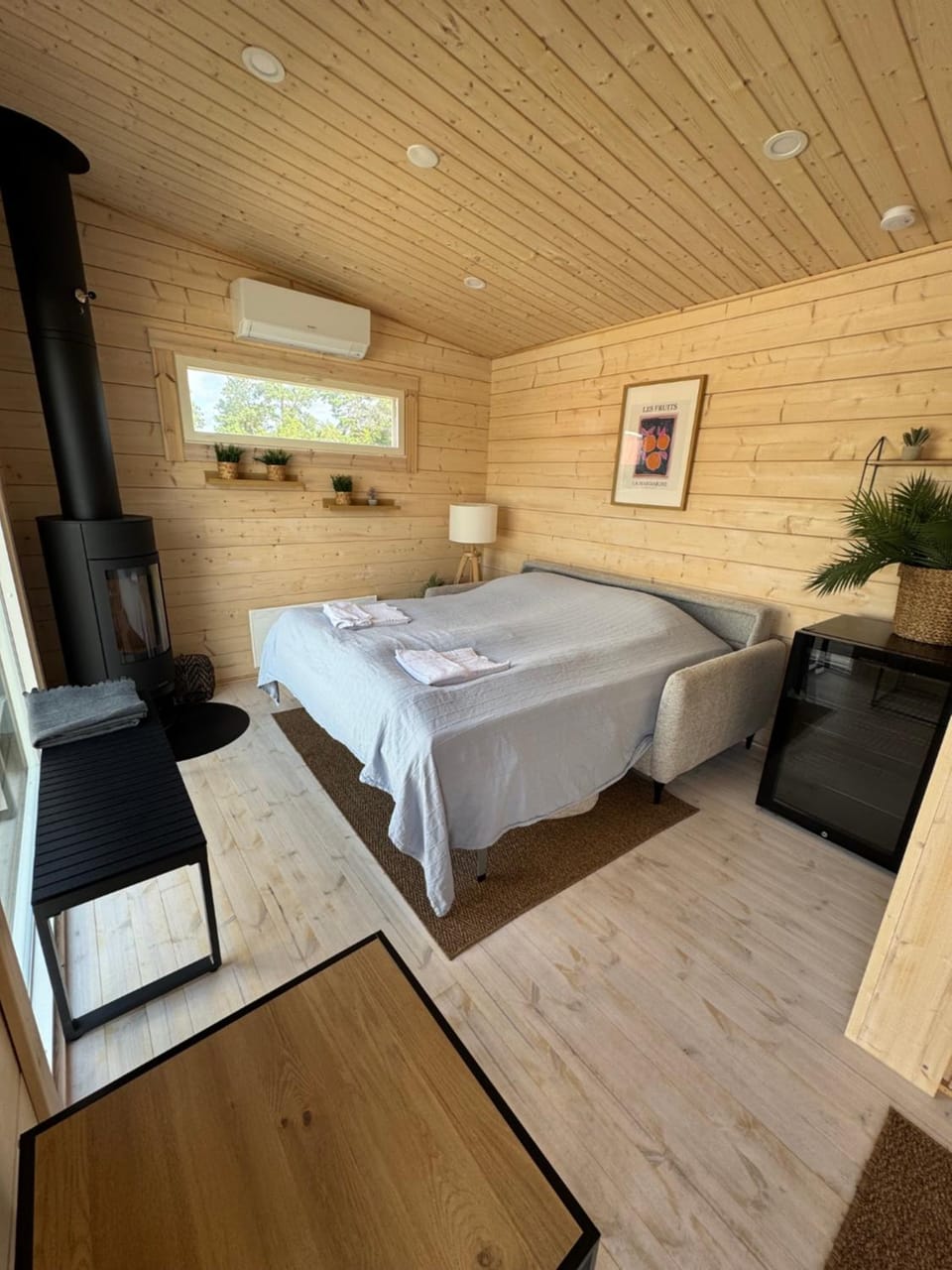 Photo of the whole room, Seating area, Bedroom