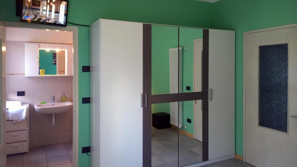Bathroom, Photo of the whole room, Bedroom