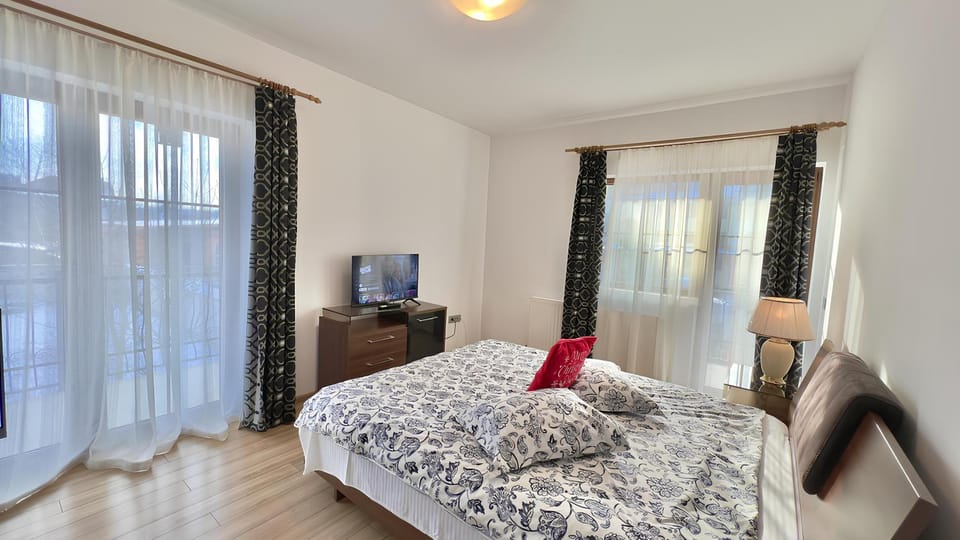 Bed, TV and multimedia, Photo of the whole room, Bedroom, towels