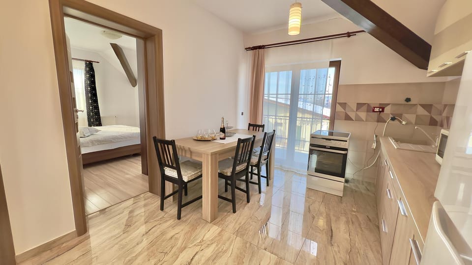 Kitchen or kitchenette, Dining area
