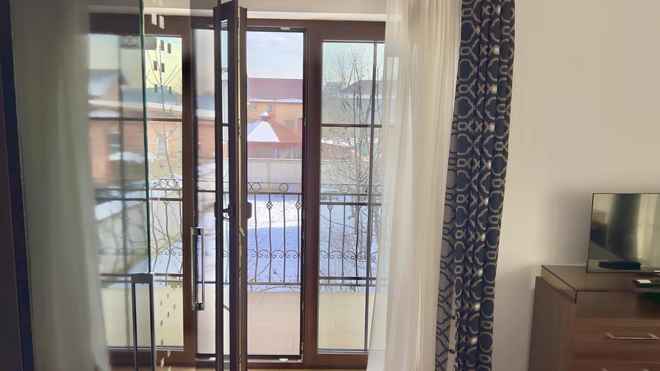 Balcony/Terrace, Quiet street view