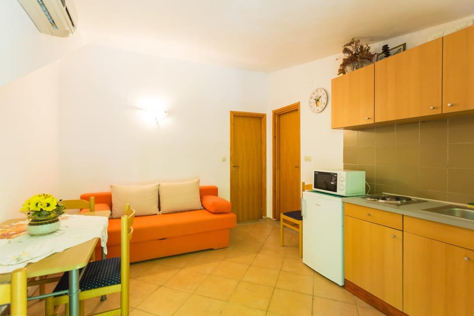 TV and multimedia, Kitchen or kitchenette, Living room, Seating area, Dining area, stove
