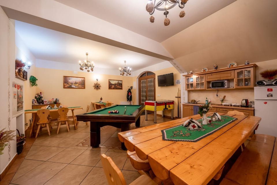 Billiard, Dining area