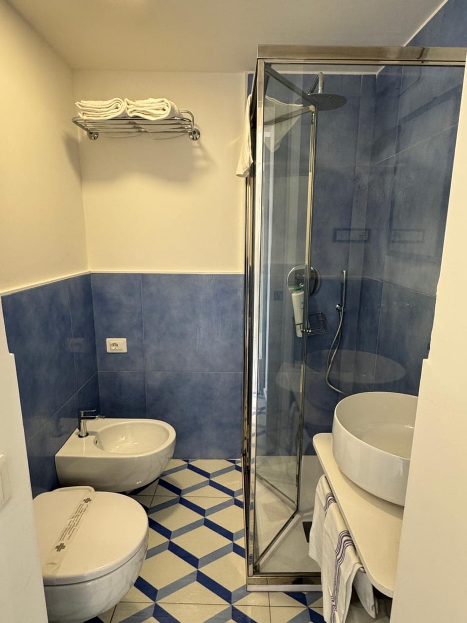 Shower, Toilet, Bathroom, bidet, towels