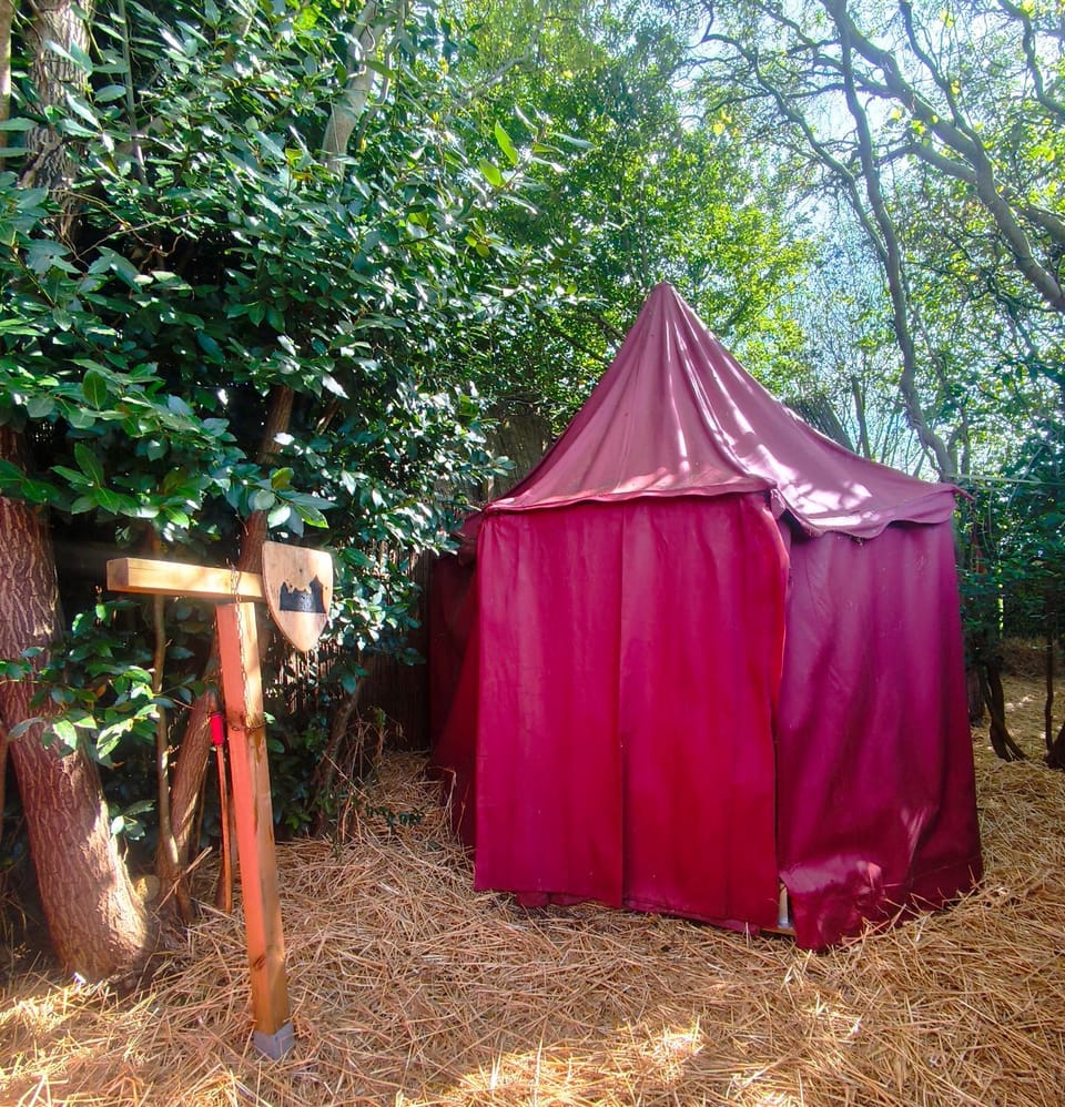 Le Camp du Chevalier, hébergement insolite près du zoo de Beauval et des châteaux de la Loire Campground/ 
RV Resort in Centre-Val de Loire