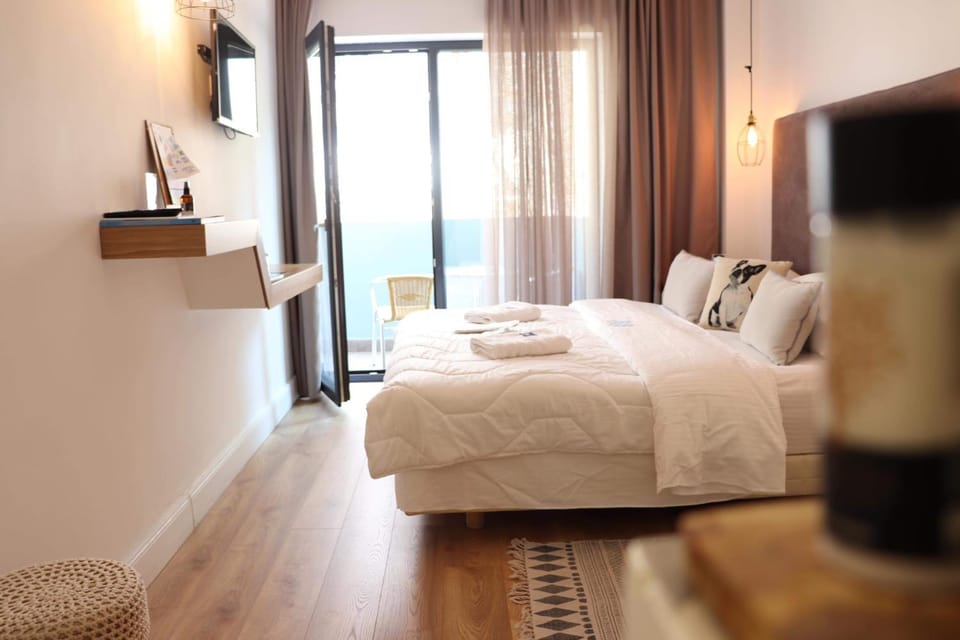 Bed, Neighbourhood, Winter, TV and multimedia, Balcony/Terrace, Photo of the whole room, Decorative detail, Bedroom, Breakfast, Quiet street view, flat iron, internet, internet, pet friendly, safe, shuttle, soundproof, towels, air conditioner, air conditioner