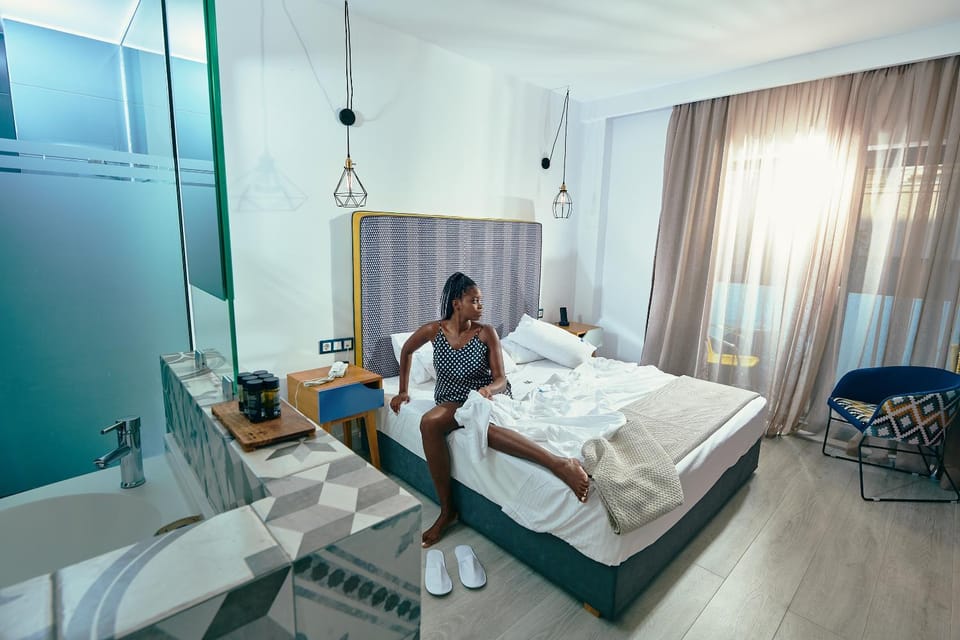 Shower, Toilet, Bed, Off site, People, TV and multimedia, Coffee/tea facilities, Balcony/Terrace, Photo of the whole room, Beach, Bedroom, Breakfast, group of guests, Parking, internet, shuttle, towels