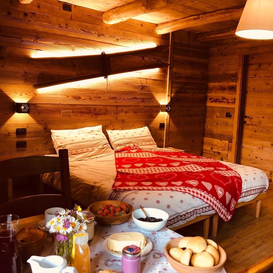 Bedroom, Breakfast
