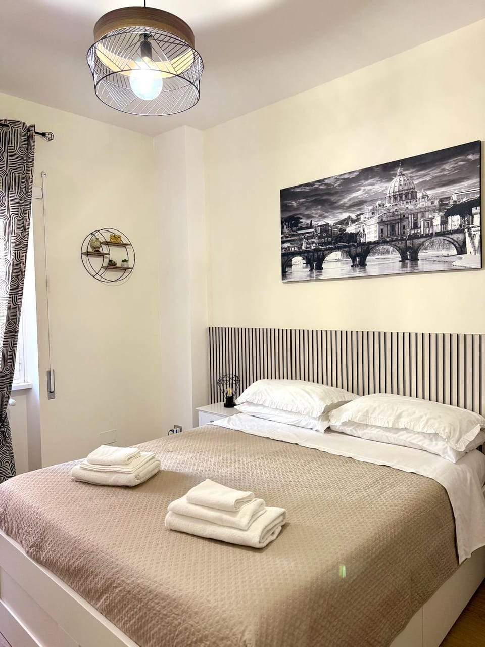 Photo of the whole room, Bedroom