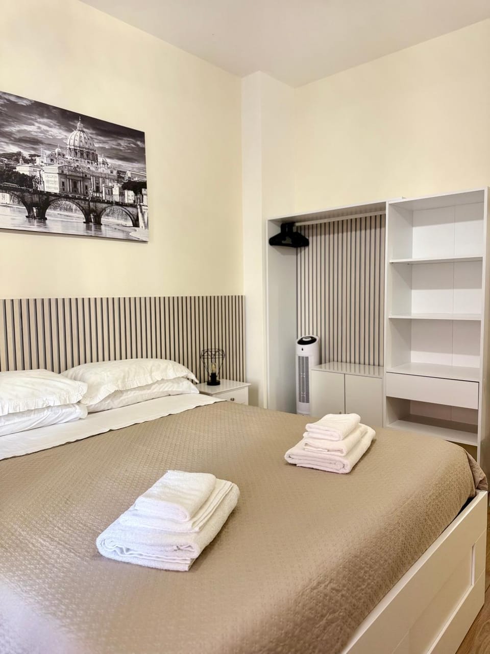 Photo of the whole room, Bedroom