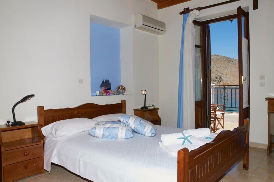 Photo of the whole room, Sea view
