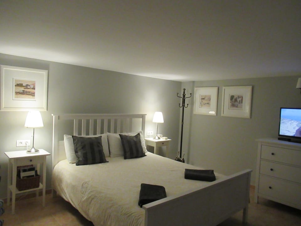 Bed, TV and multimedia, Photo of the whole room, Bedroom