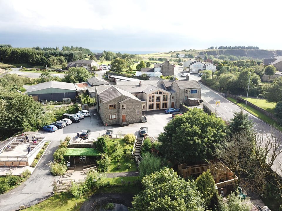 Property building, Restaurant/places to eat, Bird's eye view, Garden, Location, Parking