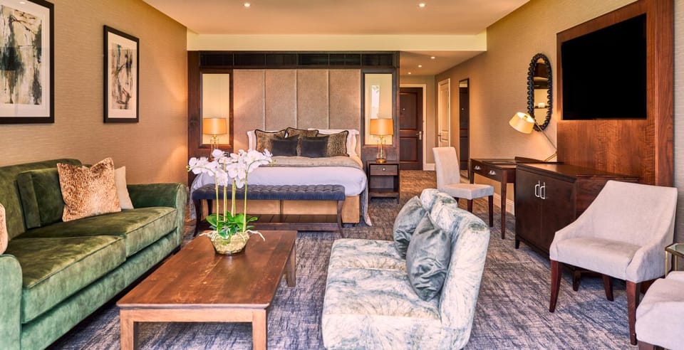 Bed, TV and multimedia, Photo of the whole room, Seating area, Bedroom