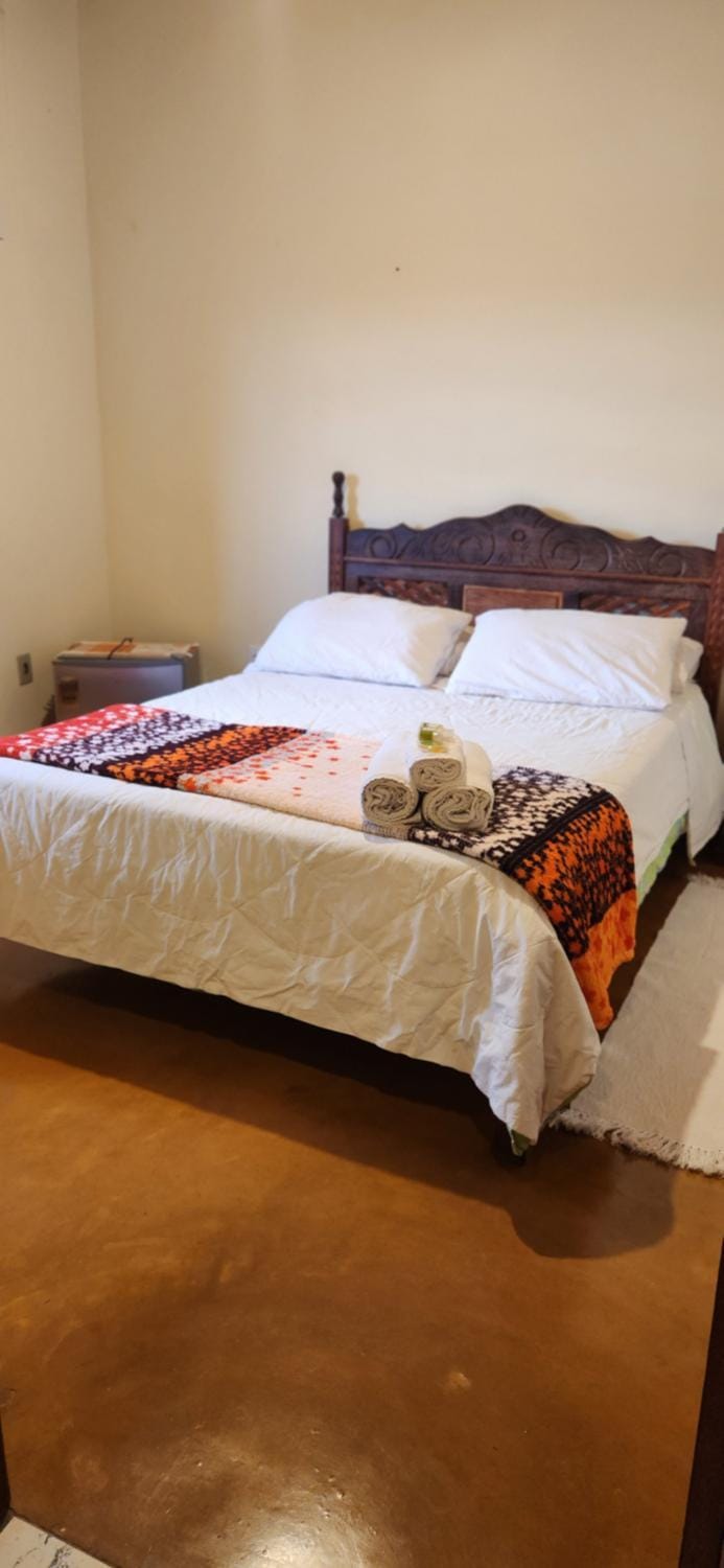 Bed, minibar