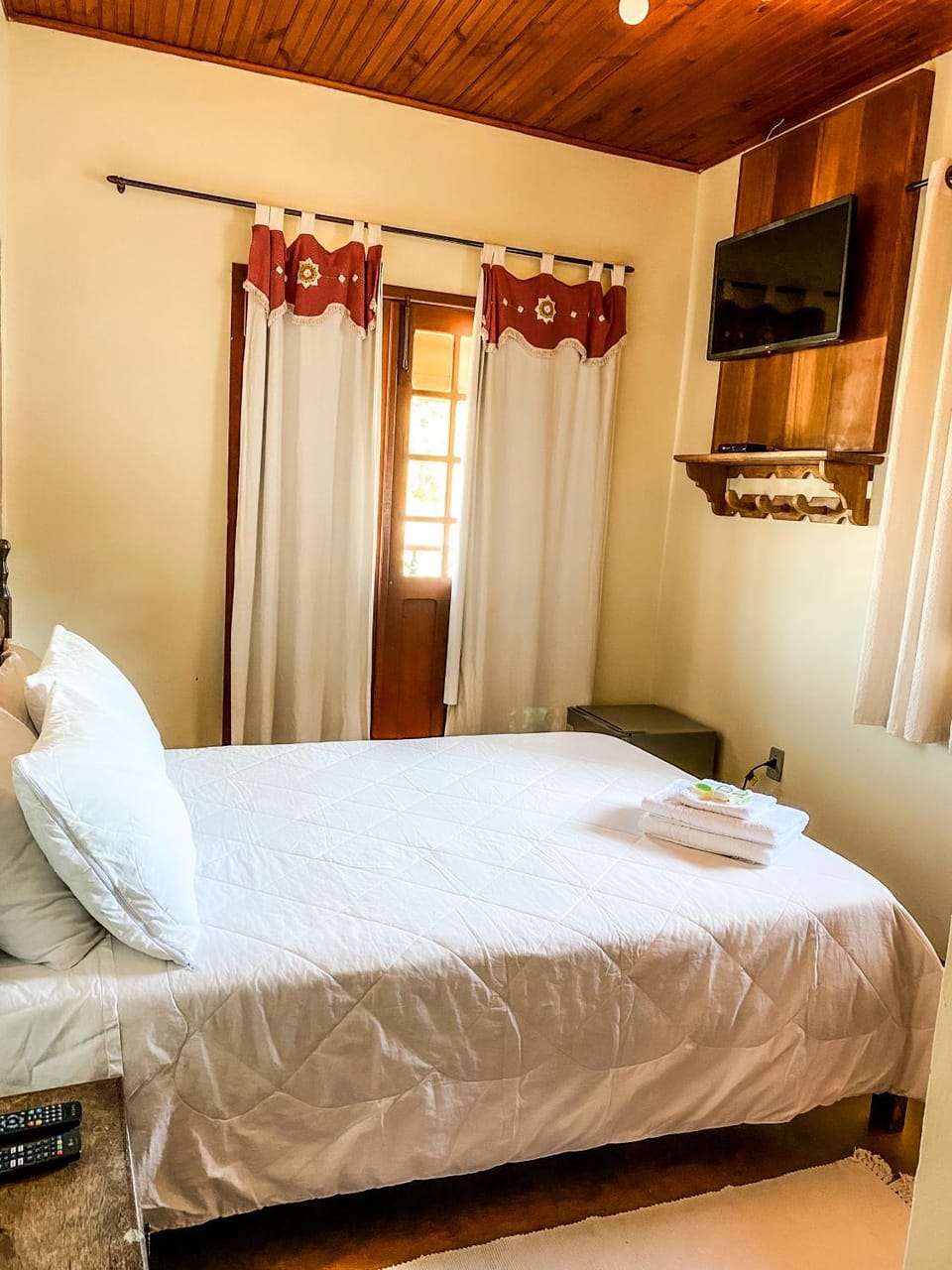 Bed, TV and multimedia, Photo of the whole room, Bedroom