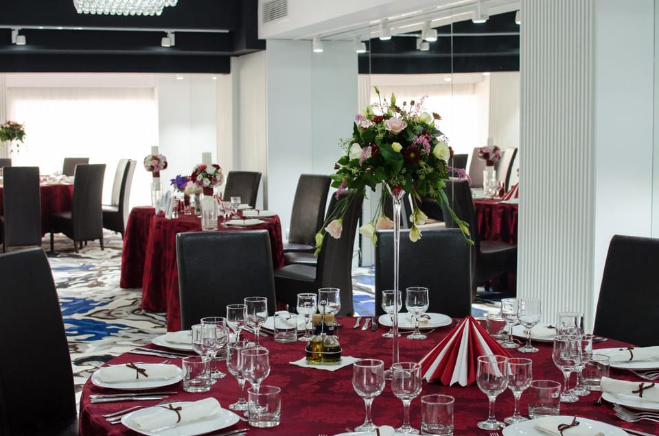 Restaurant/places to eat, Restaurant/places to eat, Lounge or bar, Breakfast