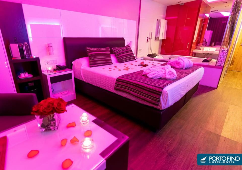 Bed, Hot Tub, Decorative detail