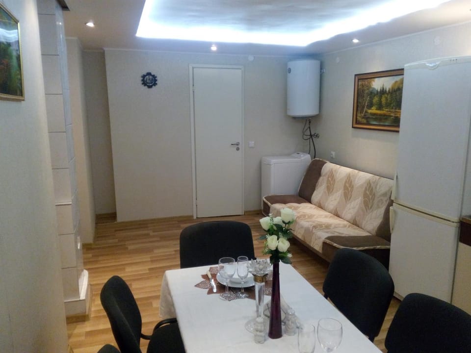 Photo of the whole room, Dining area