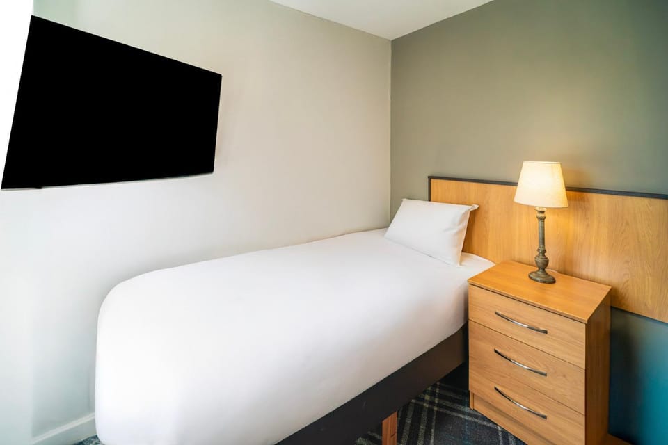 Bed, TV and multimedia, Bedroom