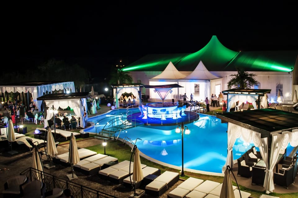 Bird's eye view, Dining area, Swimming pool, Swimming pool