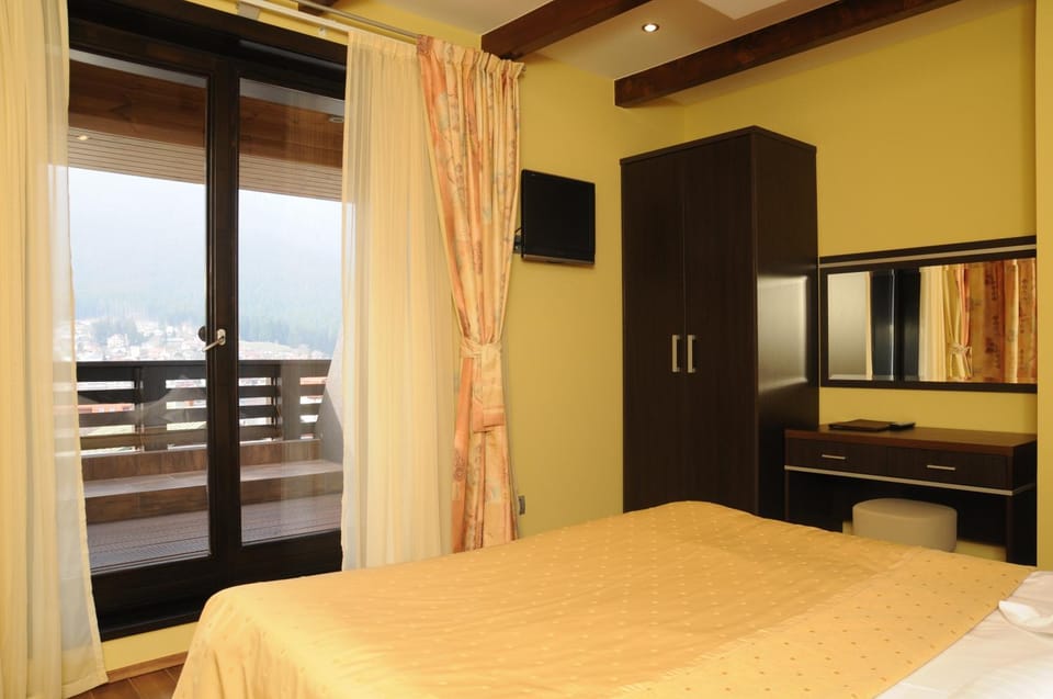Bed, Balcony/Terrace, Bedroom, On site, Mountain view
