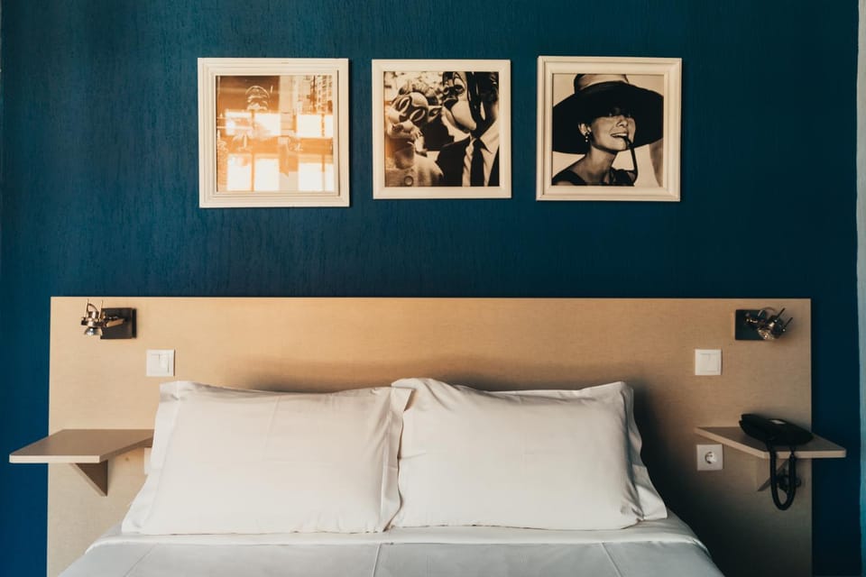 Bed, Photo of the whole room, Decorative detail, Bedroom