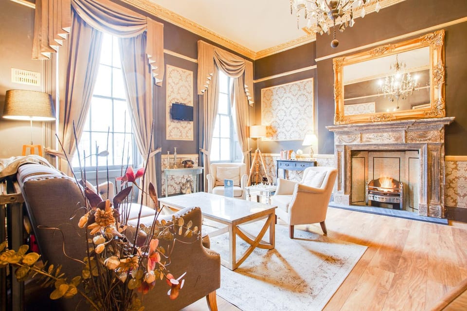Communal lounge/ TV room, Lobby or reception