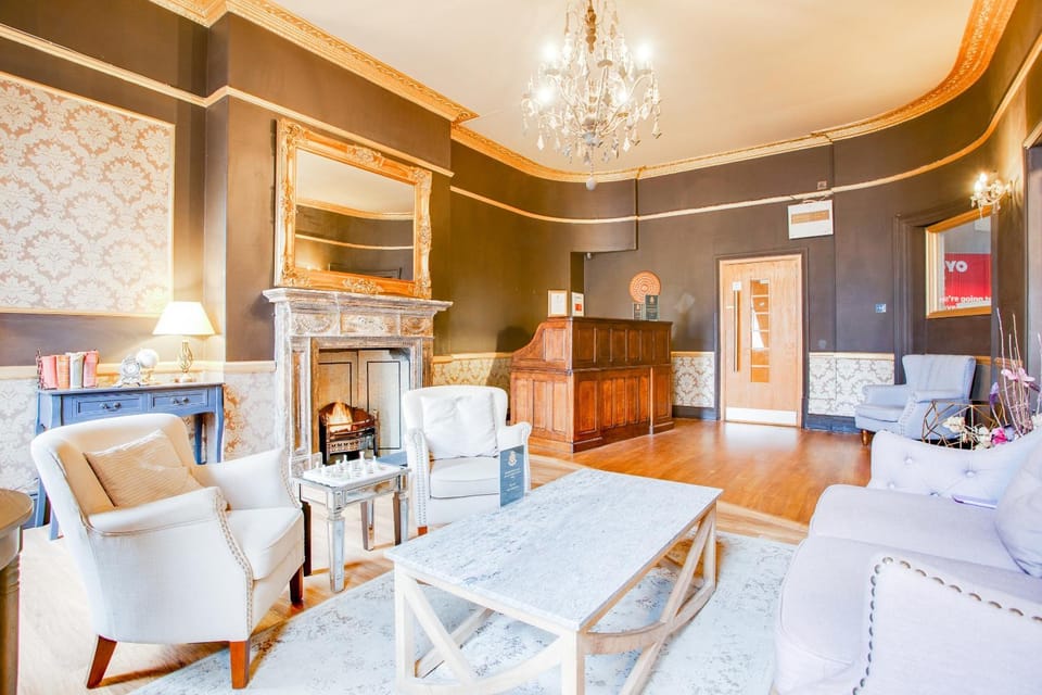 Communal lounge/ TV room, Lobby or reception