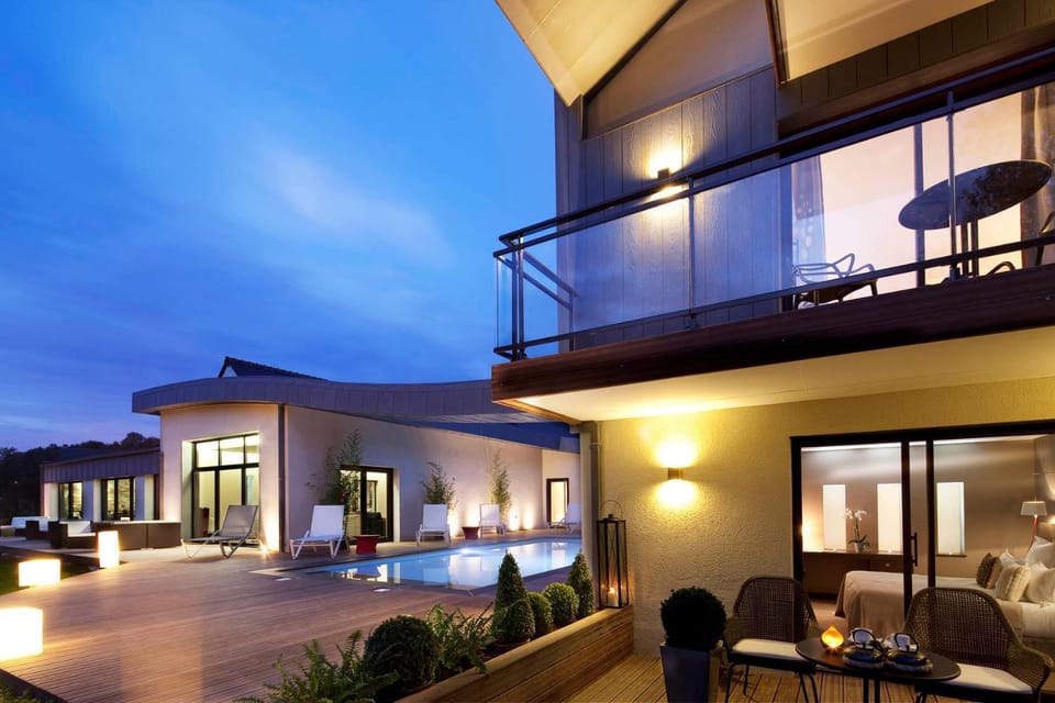 Facade/entrance, Swimming pool