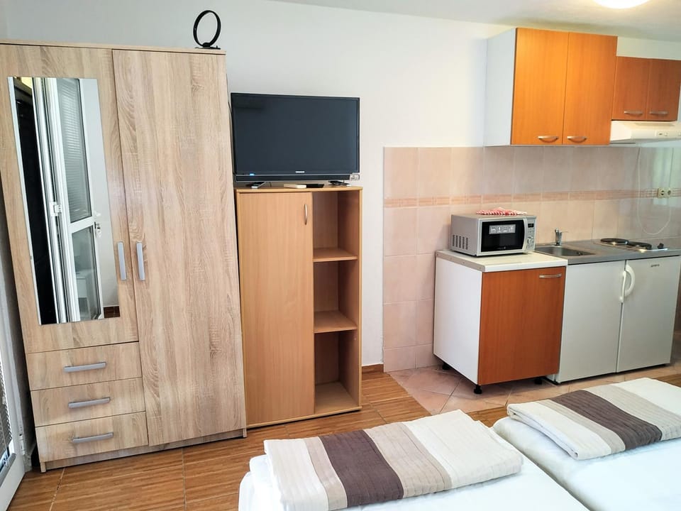 TV and multimedia, Kitchen or kitchenette, Living room