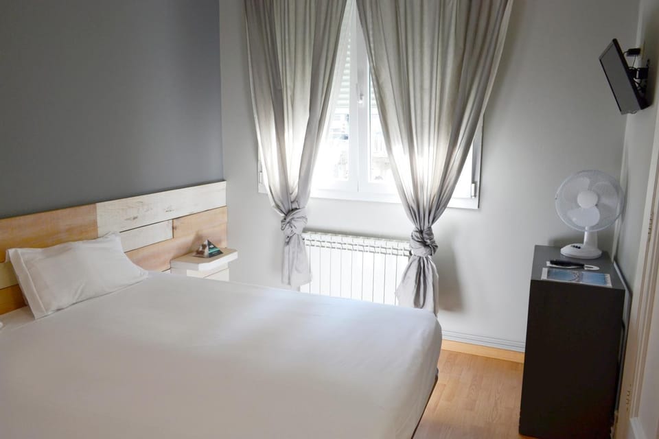 Bed, TV and multimedia, Photo of the whole room