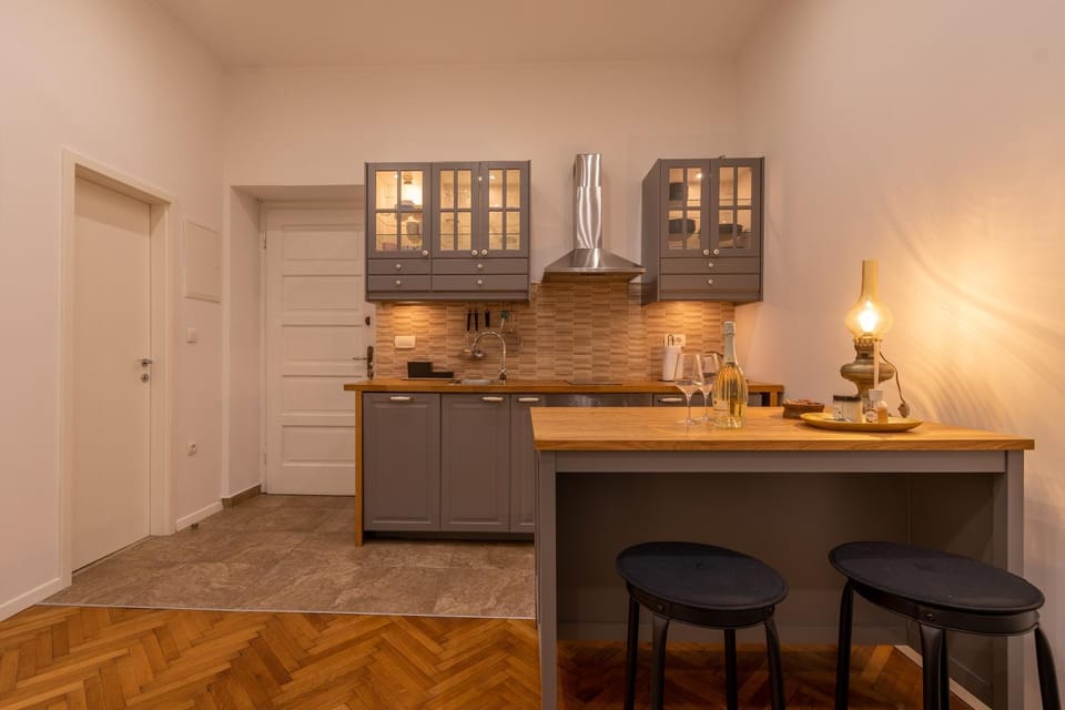 Kitchen or kitchenette, Dining area, stove
