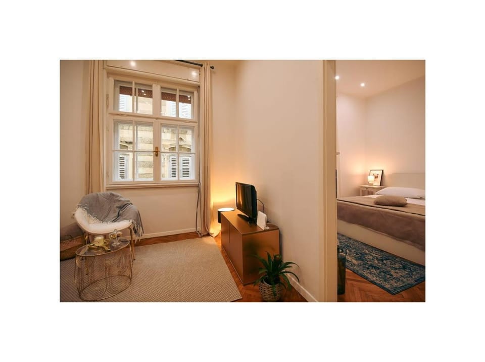Bed, TV and multimedia, Living room, Photo of the whole room, Seating area, Bedroom