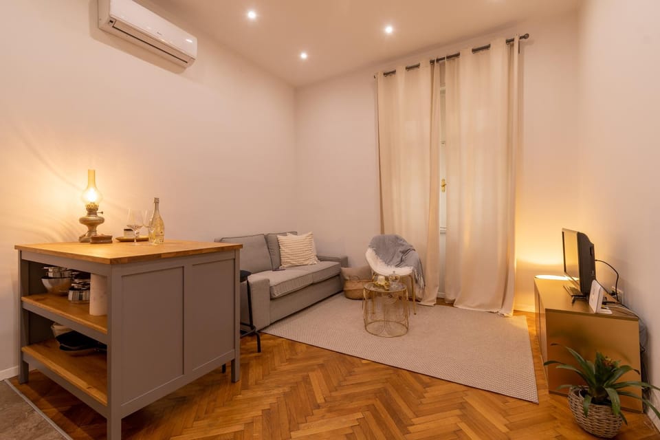 TV and multimedia, Living room, Seating area, Dining area, hair dresser, air conditioner