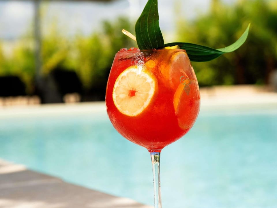 Property building, Food and drinks, Pool view, Swimming pool, Drinks