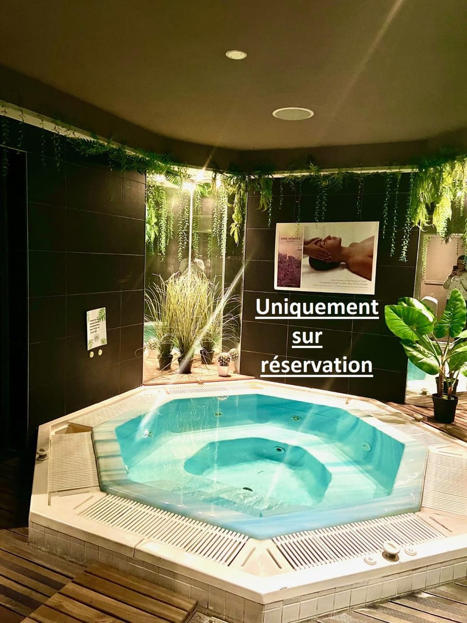 Massage, Sauna, Solarium, Steam room, Spa and wellness centre/facilities