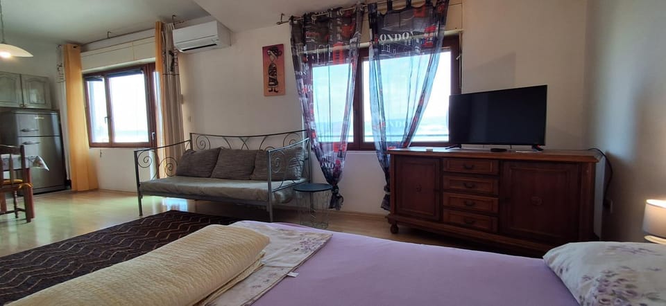 Bed, TV and multimedia, Living room, Seating area, Bedroom, air conditioner