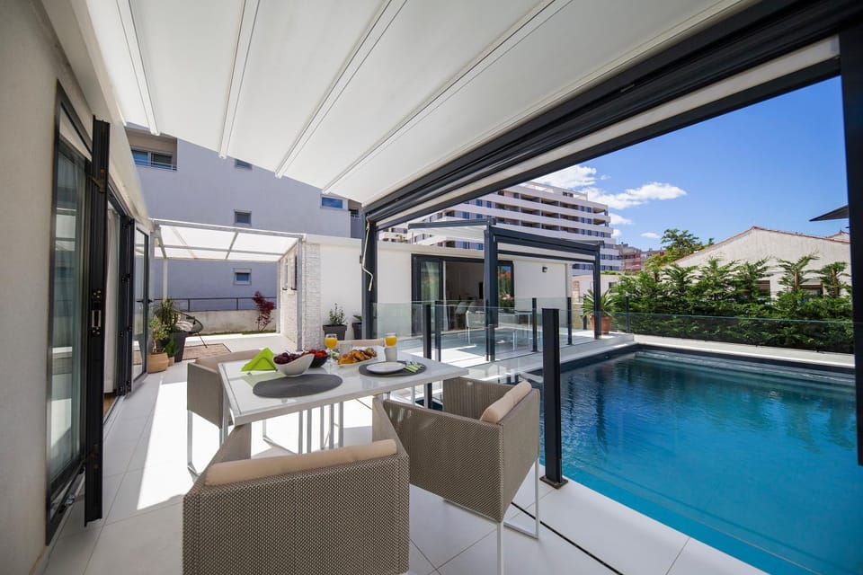 Balcony/Terrace, Seating area, Swimming pool