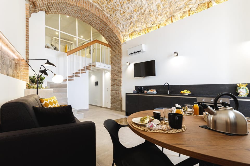 Coffee/tea facilities, Living room, Seating area, Dining area