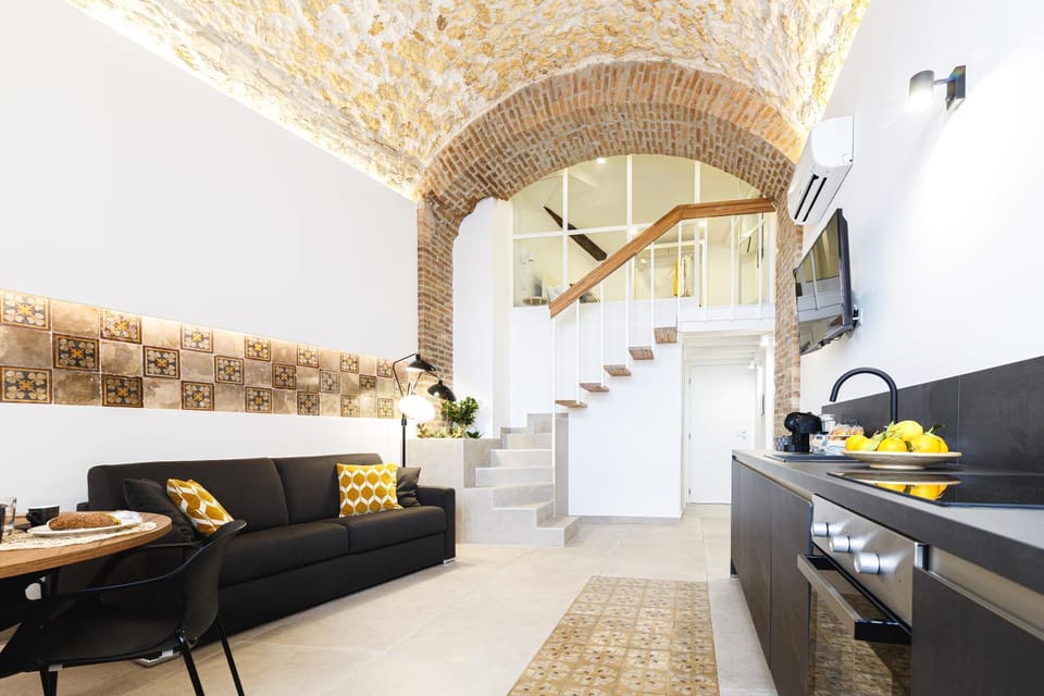 Kitchen or kitchenette, Living room, Seating area, Dining area