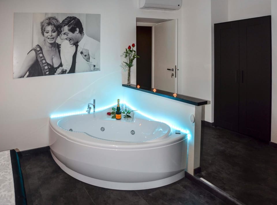 Hot Tub, Bedroom, Alcoholic drinks