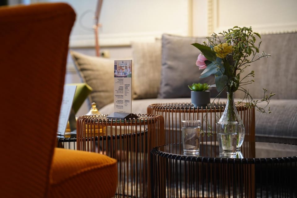 Living room, Seating area