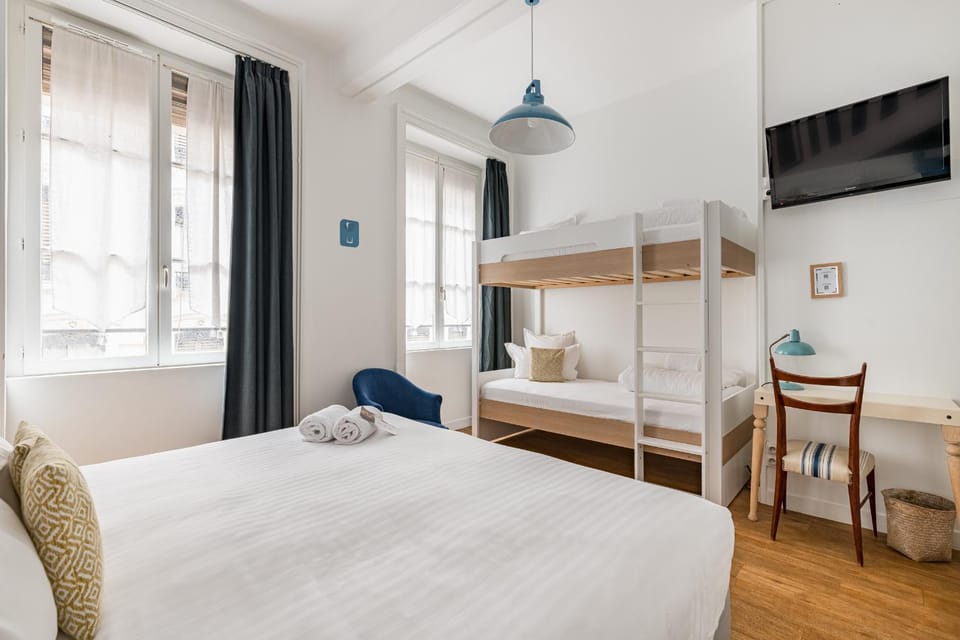 Bed, TV and multimedia, Photo of the whole room, Bedroom